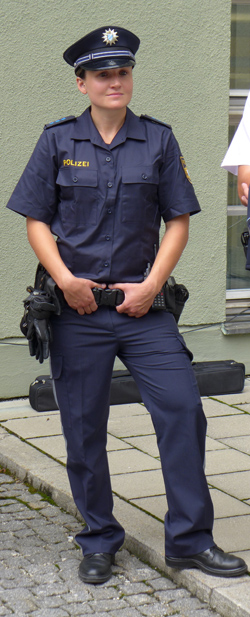 Uniformmodell Österreich: Kurzarmvariante in klassischem Blau