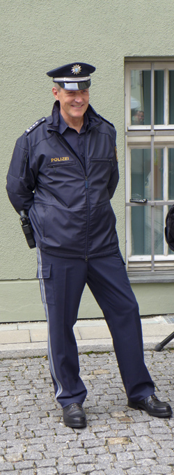Uniformmodell Österreich: moderne funktionale Einsatzjacke