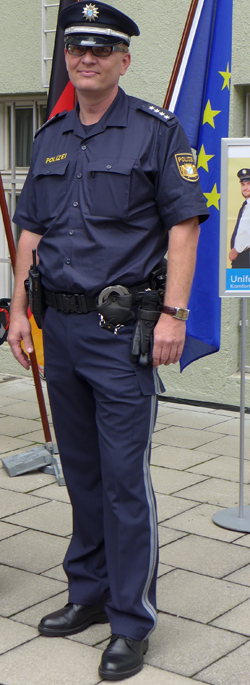 Uniformmodell Österreich: Kurzarmhemd in klassischem Blau