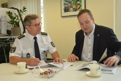 Der Inspekteur der Polizei, Wilfried Kapischke, und der GdP-Landesvorsitzende Christian Schumacher während des Interviews im Gespräch.