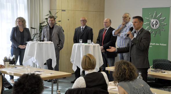GdP-Pressesprecher Christian Hoffmann (rechts) moderiert die Podiumsdiskussion mit (v.l.) Angelika Henkel, Stefan Wittke, Karl-Heinz Brüggemann, Dietmar Schilff sowie Wolfgang Degen: Uwe Robra