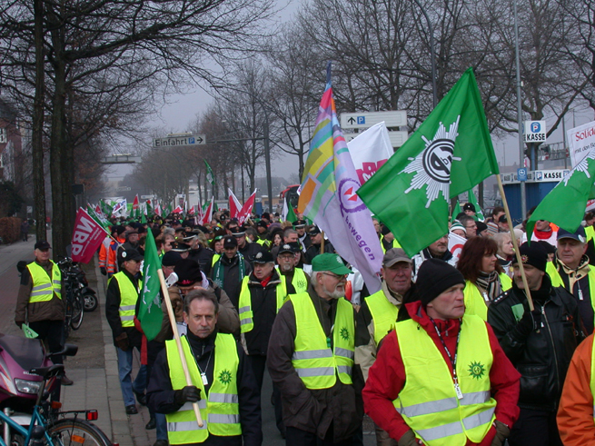 Demonstrationszug der Streikenden am 3. März in Bremen : Hier eine Abordnung der GdP-Bezirksgruppe Oldenburg (Foto: W. Meinders) 
