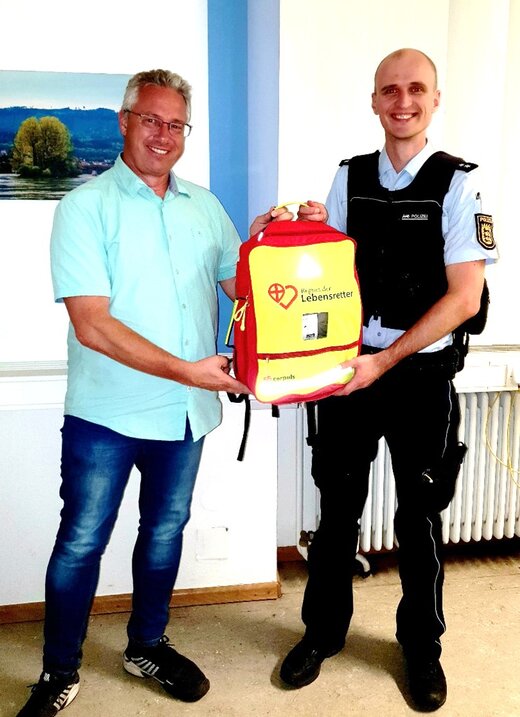 Markus Schaaf, GdP-Vertrauensmann im Bereich Bad Säckingen überreichte GdP-Mitglied und Ersthelfer im Verein „Region der Lebensretter“ Mattis Künkel einen Einsatzrucksack. | © © GdP-BW 2024 - alle Rechte vorbehalten
