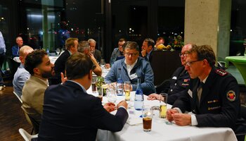 v.l. Sinan Toksoy (stellv. Vorsitzender JG BG Stuttgart) - Oliver Hildenbrand  (MdL und stellv. Fraktionsvorsitzender Bündnis90/die Grünen) - Daniel Lede Abal (Sprecher für Migration Fraktion Bündnis90/die Grünen) - Jürgen Bruckner (Leitung stabstelle Brand und Katastrophenschutz, Feuerwehrkommandant Schorndorf) -  Peter Löffler (Feuerwehr Schorndorf) | © © GdP-BW 2024 - alle Rechte vorbehalten / Fotografin: Lena Lux