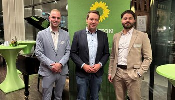 v.l. Tobias Haarseim (stellv. Landesjugendvorsitzender JG BW) - Oliver Hildenbrand (MdL und stellv. Fraktionsvorsitzender Bündnis90/die Grünen) - Sinan Toksoy  (stellv. Vorsitzender JG BG Stuttgart) | © © GdP-BW 2024 - alle Rechte vorbehalten / Fotografin: Lena Lux