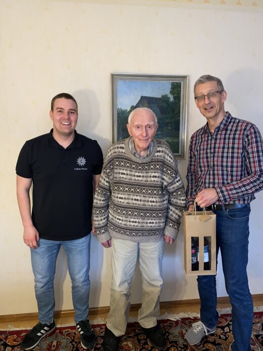 Lukas Pfeifer (BG Vorsitzender), Leo Schmitt (Geburtstagskind), Jürgen Heinrich (Mitglied der Vorstandschaft) | © © GdP-BW 2025- alle Rechte vorbehalten