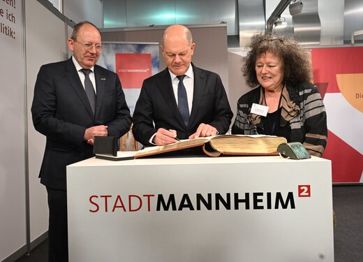 Oberbürgermeister Christian Specht, Bundeskanzler Olaf Scholz und BAGSO-Vorsitzende Dr. Regina Görner beim Eintrag ins Goldene Buch der Stadt Mannheim. | © © GdP-BW 2025 (BAGSO/Deck) - alle Rechte vorbehalten
