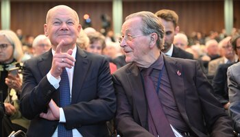 Beste Stimmung beim 14. Deutschen Seniorentag: Bundeskanzler Olaf Scholz und Franz Müntefering, ehemaliger BAGSO-Vorsitzender | © © GdP-BW 2025 (BAGSO/Deck) - alle Rechte vorbehalten