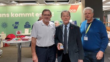 Der ehemalige Vize-Bundeskanzler und BAGSO-Vorsitzende Franz Müntefering (Mitte) mit unserem Bundesseniorenvorsitzender Ewald Gerk und dem Landesseniorenvorsitzenden Martin Zerriniusr am GdP-Stand | © © GdP-BW 2025 (Zerrinius) - alle Rechte vorbehalten