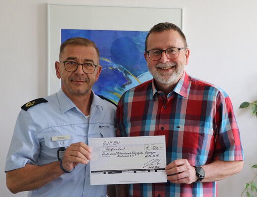 Vereinsvorsitzender des Fördervereins und Polizeipräsidenten des PP Einsatz Anto Saile (links), (rechts) Uli Müller, Mitglied des GLV der GdP BW | © © GdP-BW 2025 - alle Rechte vorbehalten