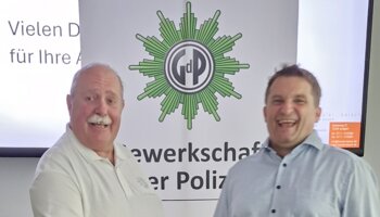 Dank von Uli Decker an Herr RA Baisch im Namen der Bezirksgruppe | © © GdP-BW 2025 - alle Rechte vorbehalten