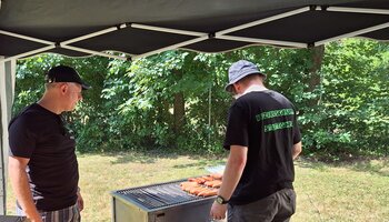 Grillen ist eine ernste Sache - v.l. Stephan Vogt (PTLS Pol) und Sven Minder (LKA) | © © GdP-BW 2025 - alle Rechte vorbehalten