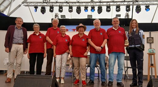 links Landesseniorenvorsitzender Martin Zerrinius, dritter von rechts Leiter der Roßdorfer Spätlese Karl-Heinrich Braun und PHKin Ulrike Haaf | © © Karl-Heinrich Braun - alle Rechte vorbehalten