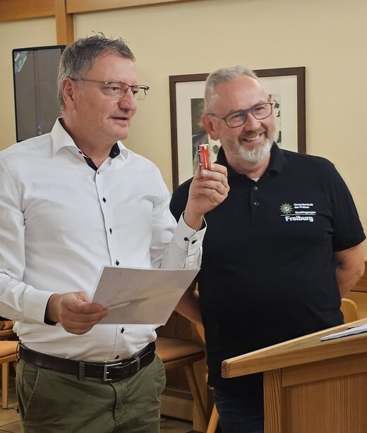 Frank Reichmann überreicht Roland Nussbaumer den GdP Stern in Gold | © © GdP-BW 2025 - alle Rechte vorbehalten