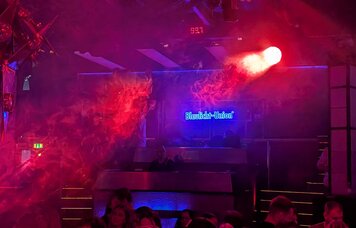 Tanzfläche mit DJ Pult auf der Blaulicht Union Party im Perkins Park Stuttgart | © © GdP-BW 2025 - alle Rechte vorbehalten