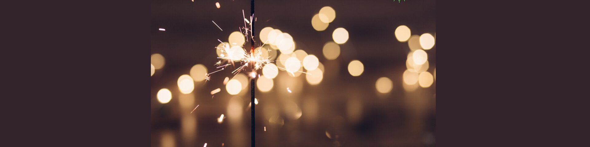 © Bild: Canva/freestocks.org/time-lapse photography of sparkle firecracker by pexels