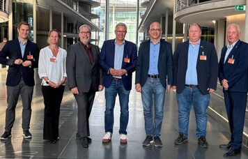 FG BALM | © Die GdP-Vertreter, Fabian Balster (Referent GdP Bundesgeschäftsstelle) 1.v.L., Sabrina Müller-Hennig (GdP - Bundesfachausschuss Verkehr) 2.v.L., Mario Märgner (BALM) 3.v.L., stellv. Bundesvorsitzender Michael Mertens 4.v.L., Ringo Drews (GdP - Bundesfachausschuss Verkehr) 6.v.L., Andreas Uhlhorn (BALM) 7.v.L., sowie der Vorsitzende des Verkehrsausschusses Herr Tarek Al-Wazir 5.v.L.