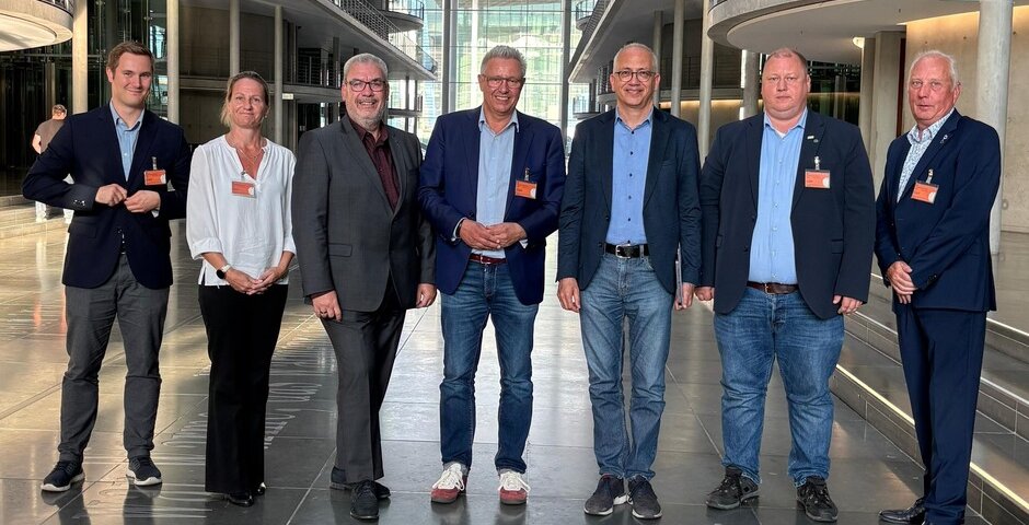 FG BALM | © Die GdP-Vertreter, Fabian Balster (Referent GdP Bundesgeschäftsstelle) 1.v.L., Sabrina Müller-Hennig (GdP - Bundesfachausschuss Verkehr) 2.v.L., Mario Märgner (BALM) 3.v.L., stellv. Bundesvorsitzender Michael Mertens 4.v.L., Ringo Drews (GdP - Bundesfachausschuss Verkehr) 6.v.L., Andreas Uhlhorn (BALM) 7.v.L., sowie der Vorsitzende des Verkehrsausschusses Herr Tarek Al-Wazir 5.v.L.