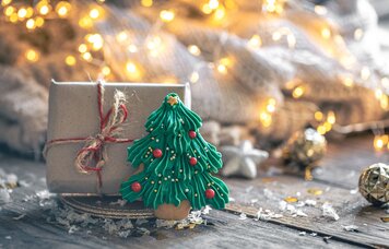 Weihnachtsgeschenkkiste und Lebkuchen auf einem verschwommenen Hintergrund | © Freepik