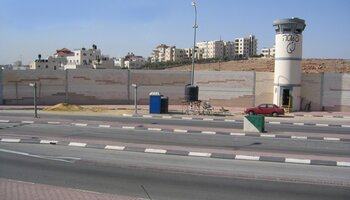 Trennmauer auf dem Weg von Jerusalem nach Beith Horon | © Foto: GdP