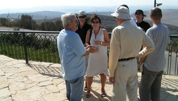 Gespräch mit Josef Abas im Kibbuz Misgav Am | © Foto: GdP