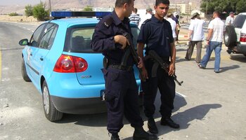 Unsere Gastgeber von der Palästinensischen Polizei mit neuem Streifenwagen, ein Geschenk aus Deutschland | © Foto: GdP