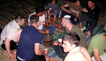 Abends im Wüstencamp beim gemeinsamen Zubereiten eines typischen Beduinenkaffees | © Foto: GdP