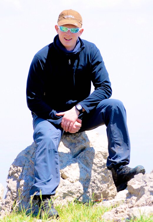 Unser Autor Marcus Bindermann auf dem Gipfel des Mt. Hermon – hinter ihm liegt Syrien, vor ihm Israel | © Foto: GdP