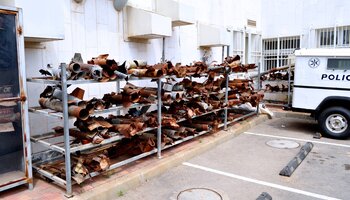 Raketenschrott der Hamas – gesammelt von der israelischen Polizei | © Foto: GdP