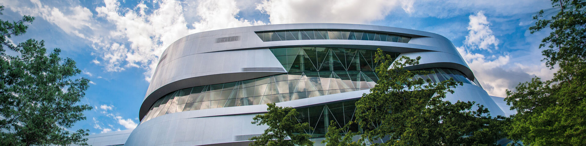 Aussenansicht des Mercedes-Benz Museum in Stuttgart am Tag mit blauem Wolkenhimmel | © Foto: pixabay.com | PaulaPaulsen