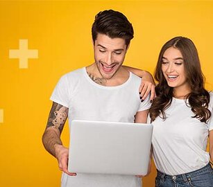 Zwei Personen schauen lächelnd zusammen auf einen Laptop. Eine Person hält die GdP-Mitgliedskarte hoch.  | © Foto: AdobeStock #244974061 | Prostock-studio · Composing: GdP-Bezirk Bundespolizei | Zoll