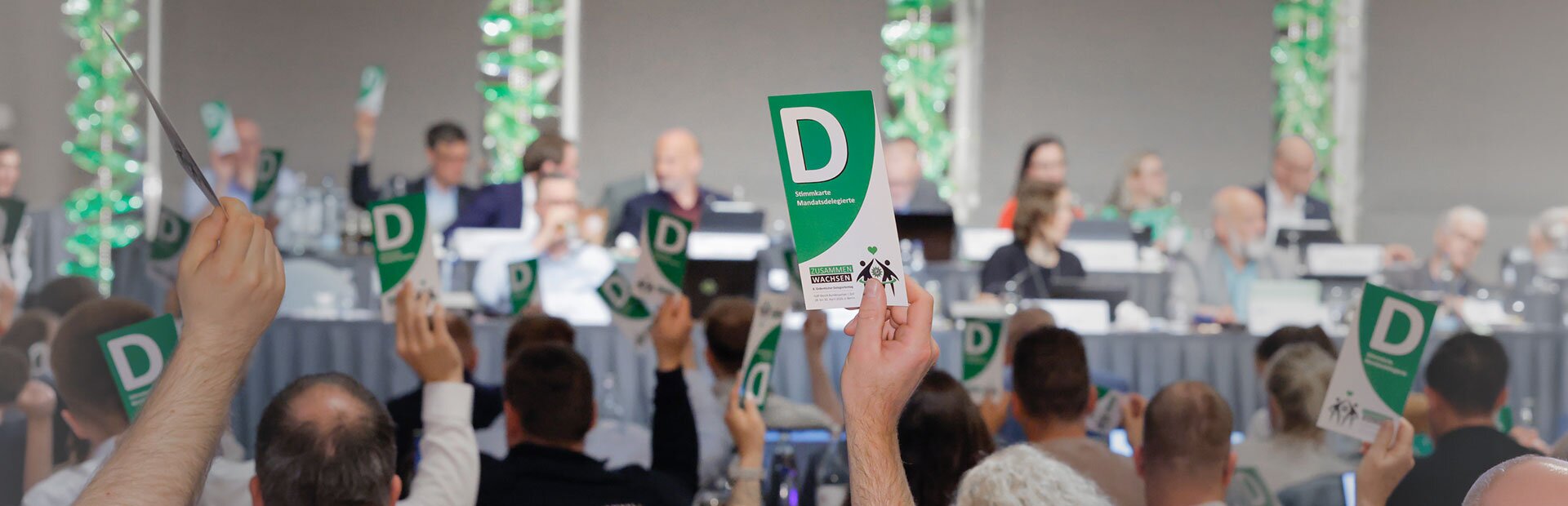 Delegierte des GdP-Bezirk Bundespolizei | Zoll halten Stimmkarten in die Höhe | © Foto: GdP-Bezirk Bundespolizei | Zoll, Hagen Immel