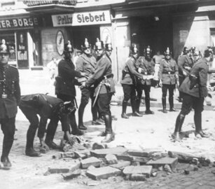 1932: Polizei beseitigt Barrikaden in Berlin-Moabit. | © Süddeutsche Zeitung Photo