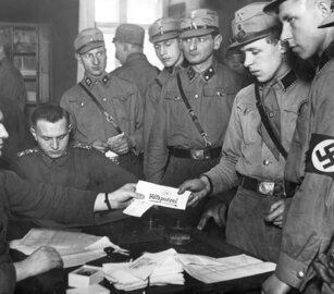 1933: Nationalsozialistische Hilfspolizisten erhalten ihre Ausweise | © Süddeutsche Zeitung Photo