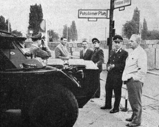 1961: Werner Kuhlmann und Kollegen am Berliner Potsdamer Platz kurz nach Beginn des Mauerbaus | © DP