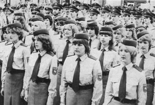 1981: Vereidigung der ersten Schutzpolizistinnen auf dem Rathausplatz in Hann. Münden (Niedersachsen) | © DP