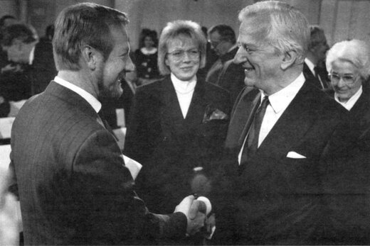1990: Bundespräsident Richard von Weizsäcker (r.) gratuliert GdP-Vorsitzendem Hermann Lutz zur Theodor-Heuss-Medaille für den Einsatz gegen Rechtsextremismus | © Foto: Graffiti