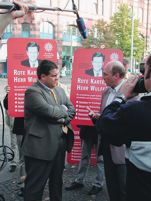 2003: Aktion „Rote Karte“ in Hannover: Dietmar Schilff (r., damals stellvertretender Vorsitzender Niedersachsen) im Gespräch mit Sigmar Gabriel (l., damals Ministerpräsident in Niedersachsen) | © DP