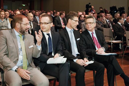2014: 25. Bundeskongress: In der ersten Reihe im Gespräch (v. r.): Bundesinnenminister Thomas de Maizière, GdP-Bundesvorsitzender Oliver Malchow, Bundesjustizminiter Heiko Maas und stellvertretender GdP-Bundesvorsitzender Jörg Radek | © GdP/Hagen Immel