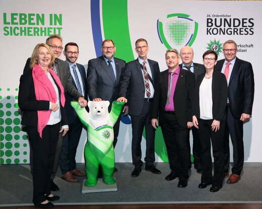 26. GdP-Bundeskongress 2018: Der Geschäftsführende Bundesvorstand (GBV) (v. l.): Elke Gündner-Ede, weiteres Mitglied, Clemens Murr, Bundeskassierer, René Klemmer, stellv. Bundesvorsitzender (Tarif), Jörg Radek, stellv. Bundesvorsitzender, Oliver Malchow, Bundesvorsitzender, Hagen Husgen, Bundesschriftführer, Dietmar Schilff, stellv. Bundesvorsitzender, Katrin Kuhl, weiteres Mitglied – stellvertretend für den Bereich Finanzen, und Michael Mertens, stellv. Bundesvorsitzender | © GdP/Hagen Immel