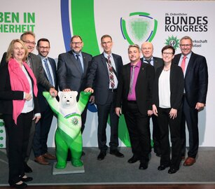 26. GdP-Bundeskongress 2018: Der Geschäftsführende Bundesvorstand (GBV) (v. l.): Elke Gündner-Ede, weiteres Mitglied, Clemens Murr, Bundeskassierer, René Klemmer, stellv. Bundesvorsitzender (Tarif), Jörg Radek, stellv. Bundesvorsitzender, Oliver Malchow, Bundesvorsitzender, Hagen Husgen, Bundesschriftführer, Dietmar Schilff, stellv. Bundesvorsitzender, Katrin Kuhl, weiteres Mitglied – stellvertretend für den Bereich Finanzen, und Michael Mertens, stellv. Bundesvorsitzender | © GdP/Hagen Immel