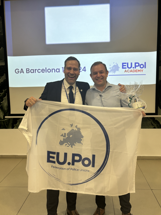 Grund zu großer Freude: EU.Pol-Präsident Peter Smets und der GdP-Bundesvorsitzende Jochen Kopelke nach der Aufnahme der GdP in den Verbund europäischer Polizeigewerkschaften. | © GdP