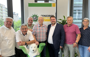 Der Geschäftsführende Bundesseniorenvorstand mit GBV-Mitglied Hagen Husgen (zweiter von links) zusammen mit dem SPD-Bundestagsabgeordneten Martin Kröber (dritter von rechts). | © GdP/Gudrun Hoffmann