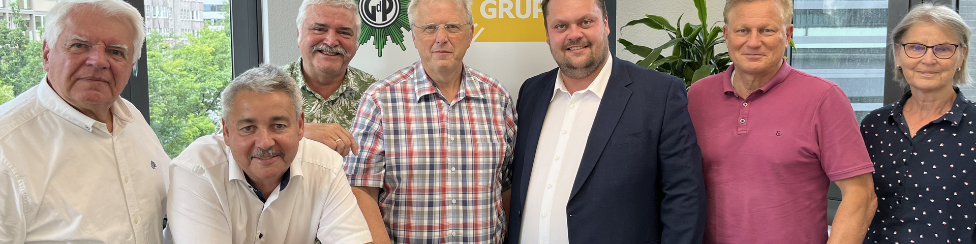Der Geschäftsführende Bundesseniorenvorstand mit GBV-Mitglied Hagen Husgen (zweiter von links) zusammen mit dem SPD-Bundestagsabgeordneten Martin Kröber (dritter von rechts). | © GdP/Gudrun Hoffmann