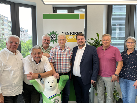 Der Geschäftsführende Bundesseniorenvorstand mit GBV-Mitglied Hagen Husgen (zweiter von links) zusammen mit dem SPD-Bundestagsabgeordneten Martin Kröber (dritter von rechts). | © GdP/Gudrun Hoffmann