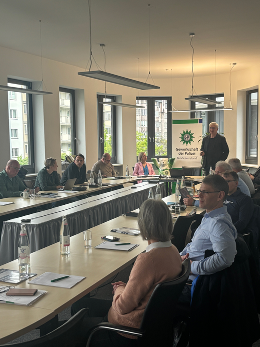 Ralph Berthel, Leitender Polizeidirektor a.D. und Verantwortlicher Redakteur der GdP-Fachzeitschrift Die Kriminalpolizei vor dem BFA Kriminalpolizei. | © GdP