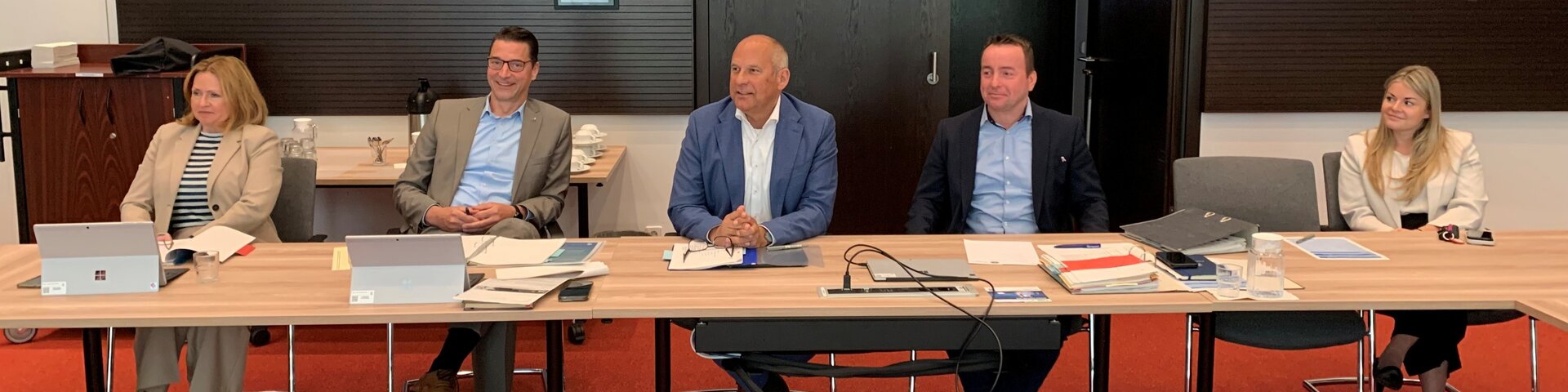 Minister Poseck und LPVP Paschek stehen im Hauptpersonalrat | © GdP Hessen