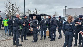 Einsatzbetreuung am Fz | © Elke Hatz