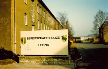 Eingang BePo 1990 | © Bild: Archiv PFS Leipzig