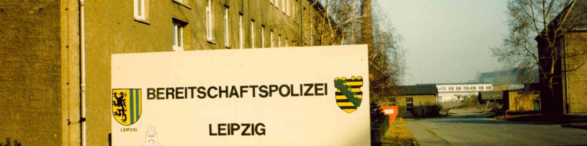Eingang BePo 1990 | © Bild: Archiv PFS Leipzig